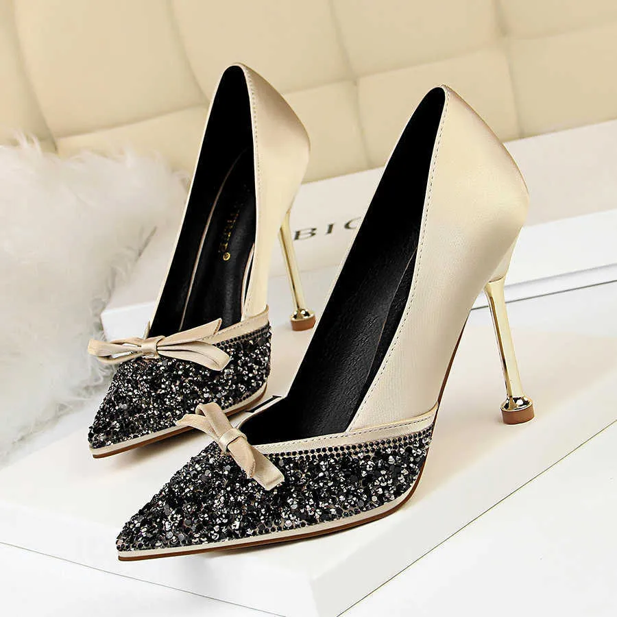 2019 Nouvelle Pointe De Mode Bling Métal Talon Femmes Pompes Soie Peu Profonde Coréenne Femmes Doux Petit Bowknot Talons Hauts Chaussures 10CM Femme X0526