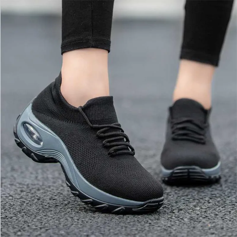 2022 Kvinnor Running Shoes Andningsbara Casual Shoes Outdoor Light Vikt Sport Walking Sneakers Tenis Feminino Lace-up Traienrs för Womans