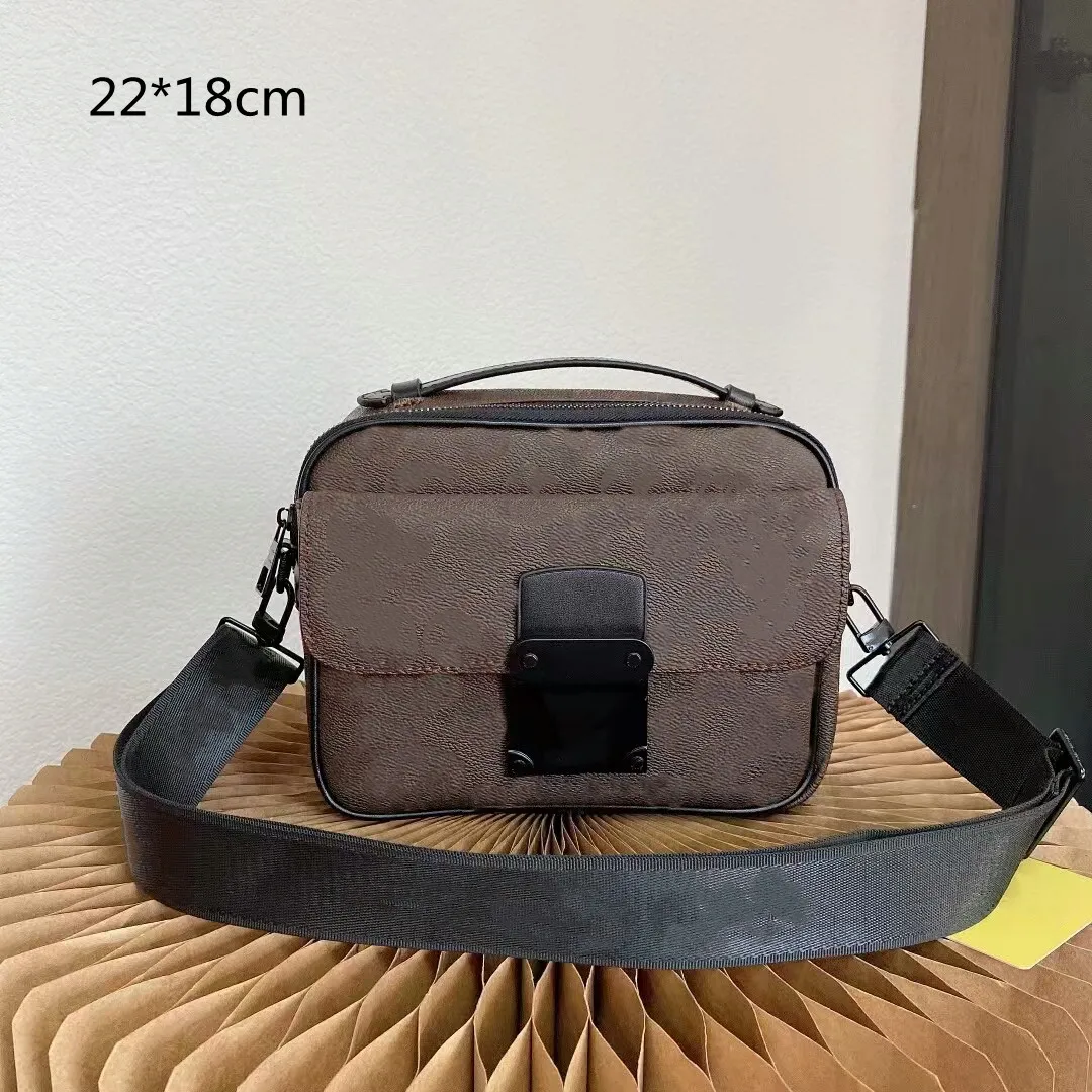 2021 Designer Crossbody axelväskor för män Mode Messenger Bag Små klaffar Lyxiga handväskor Kuvertväskor Högkvalitativ unisex