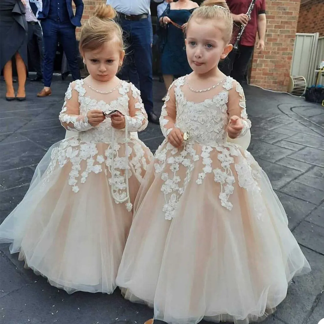 2021 Fashion A Line Abiti da ragazza di fiori per abiti da festa di nozze Piano Lunghezza Fiocco Pizzo Tulle Manica lunga Perline Tiered 3D Appliques floreali Abito da prima comunione