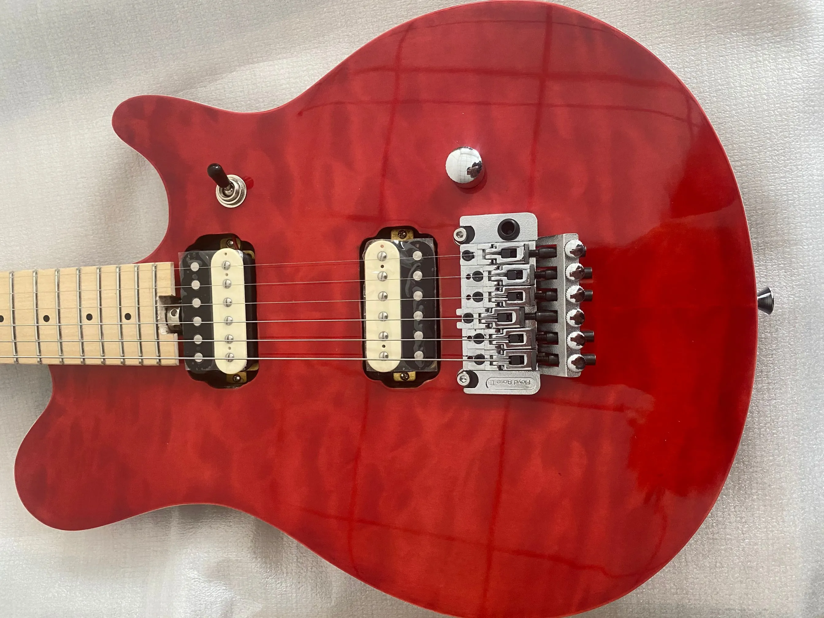 Rare Eddie Edward Van Halen Axis Red Quilted Maple Top Guitare électrique Manche naturel Touche, Floyd Rose Tremolo Bridge