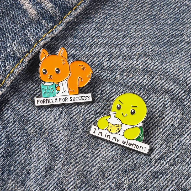 Science Animal Emal Cartoon Pins Formel Element Fox Sköldpadda Broscher Bag Hat Lapel Pin Green Badge Män Kvinnor Smycken Gåva till Girl Boy