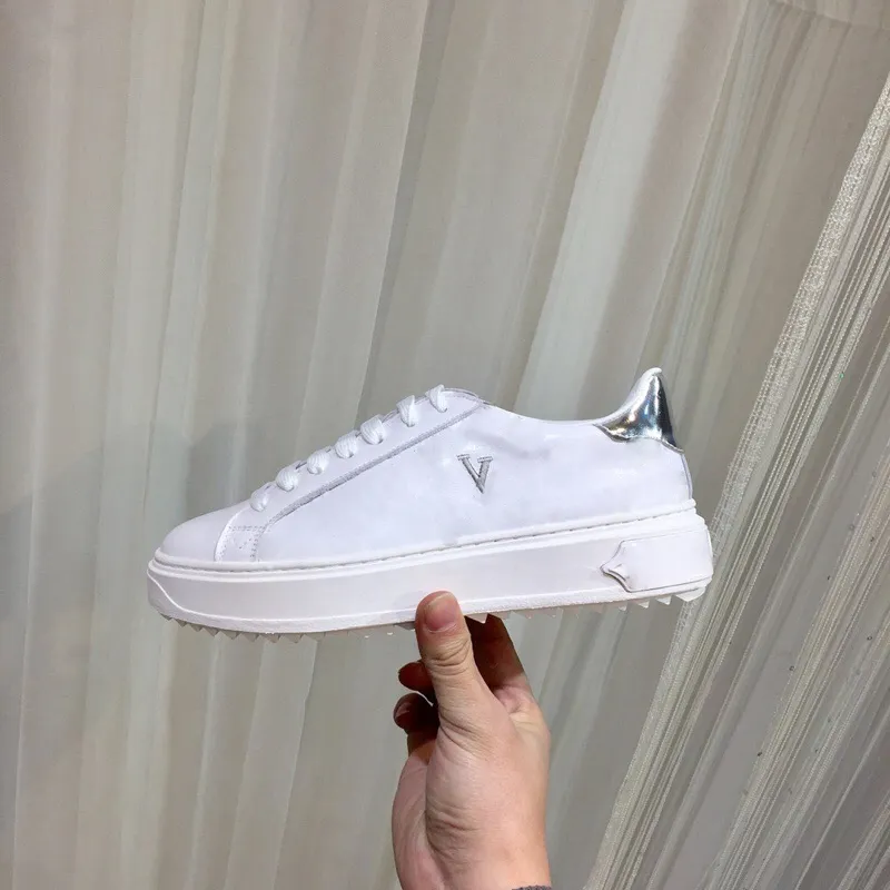 Chaussures Sneakers Louis Vuitton Blanc d'occasion