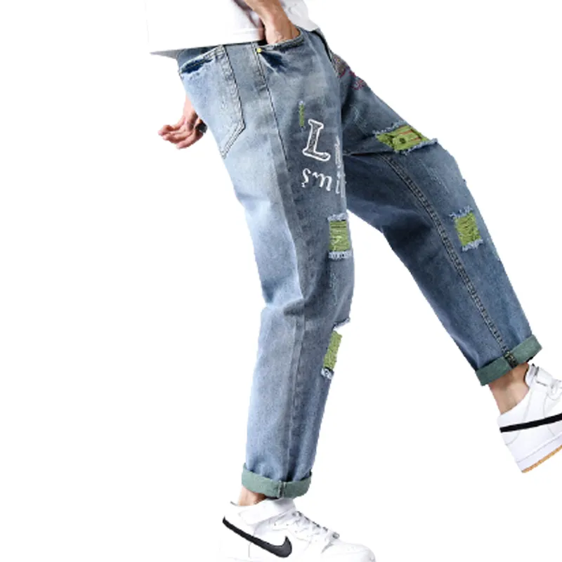 Hoogwaardige Spring Mens Personality Gedrukt Ripped Jeans Casual Koreaanse versie van Rhinestone Rechte bijgesneden broek maten 42