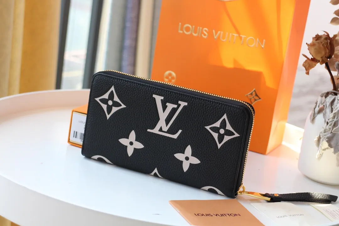 Louis vuitton online holding