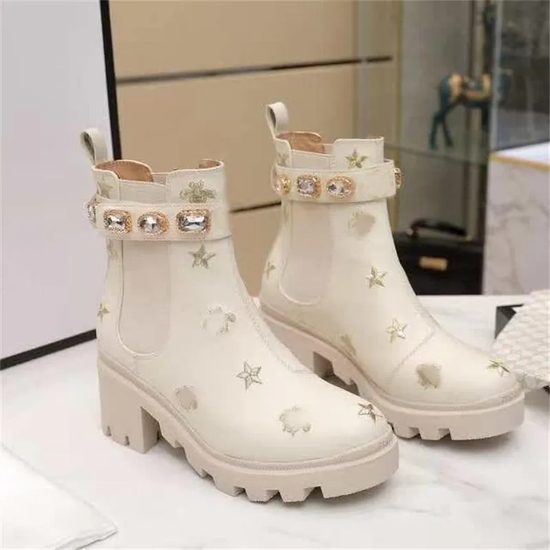 2021 Bottes de créateurs Marque Cuir Diamant Femmes Talon épais Chaussures de mode Med Talon Top Qualité Rond Moyen Cheville Hiver Automne