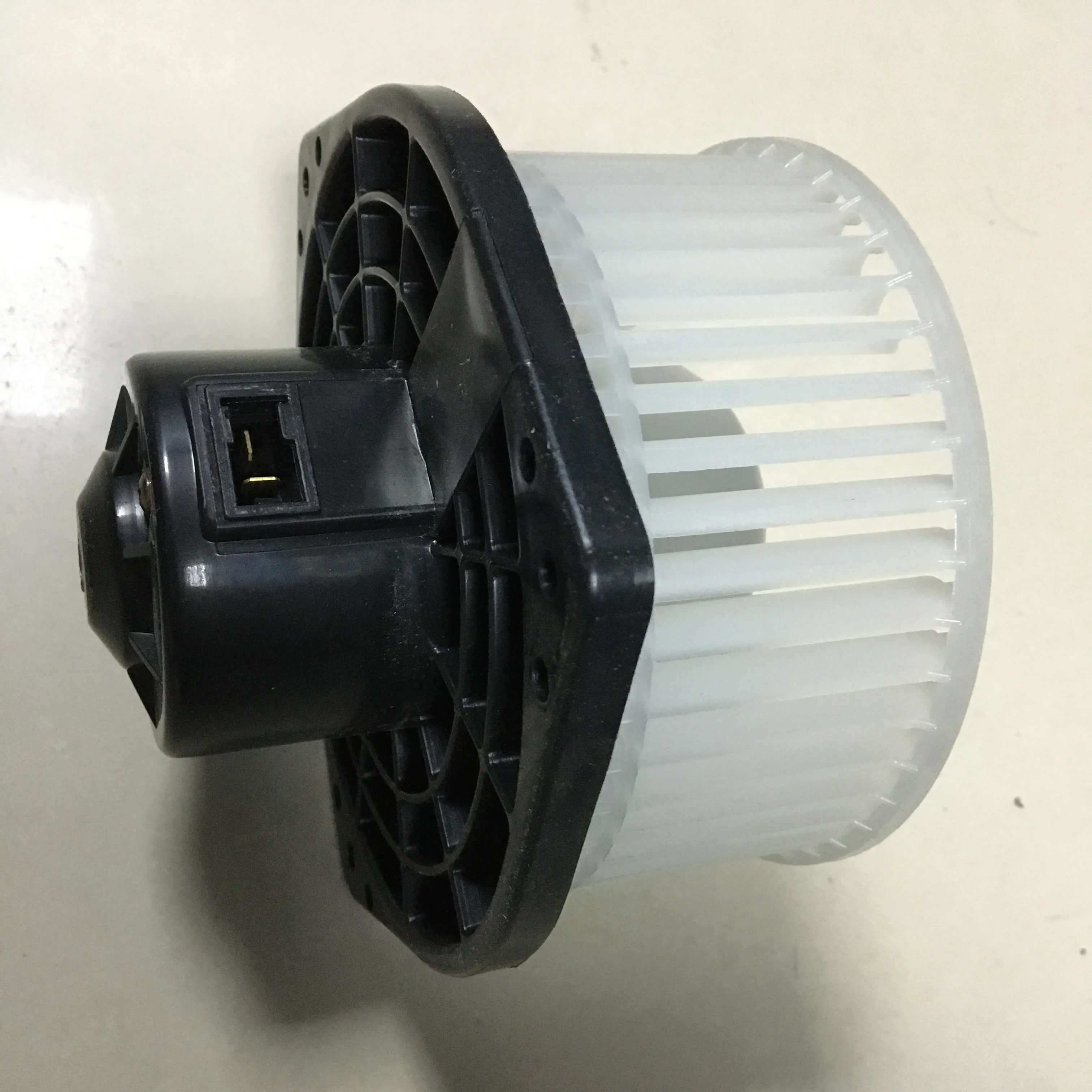 Ventilateur de moteur de ventilateur de systèmes à courant alternatif de voiture de HAVC pour SUZUKI VITARA 3 GRAND 05-13 OEM 272205E900AA ventilateur automatique de pièces à courant alternatif Chine pour Isuzu Dmax237a