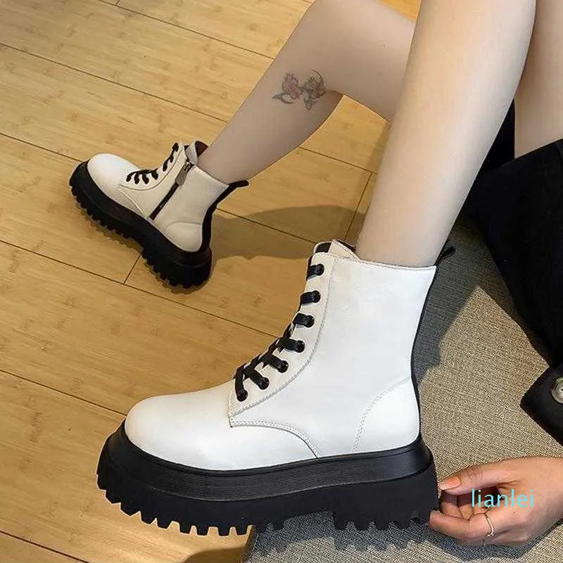 2021 Botas de tobillo de cuero suave blanco Plataforma de mujer Botines de motocicleta Mujer Otoño Invierno Zapatos Mujer Goth Botas cortas de Mujer1