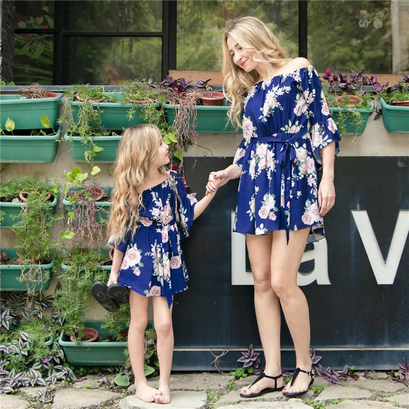 Mãe de verão filha família combinando roupas um ombro impresso plissado vestido festa casamento mamãe e eu roupas