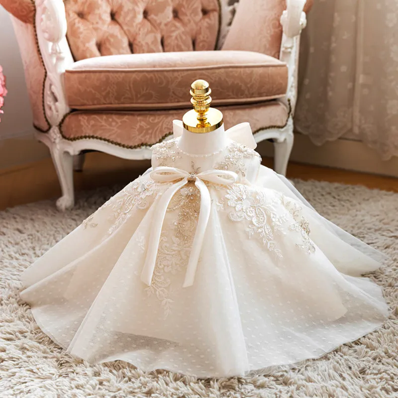 Prinsessan bollklänning vit spets blomma tjejer klänningar för bröllop Billiga 2022 Tulle Belt Bow knut anpassad första gemenskapsklänning klänning