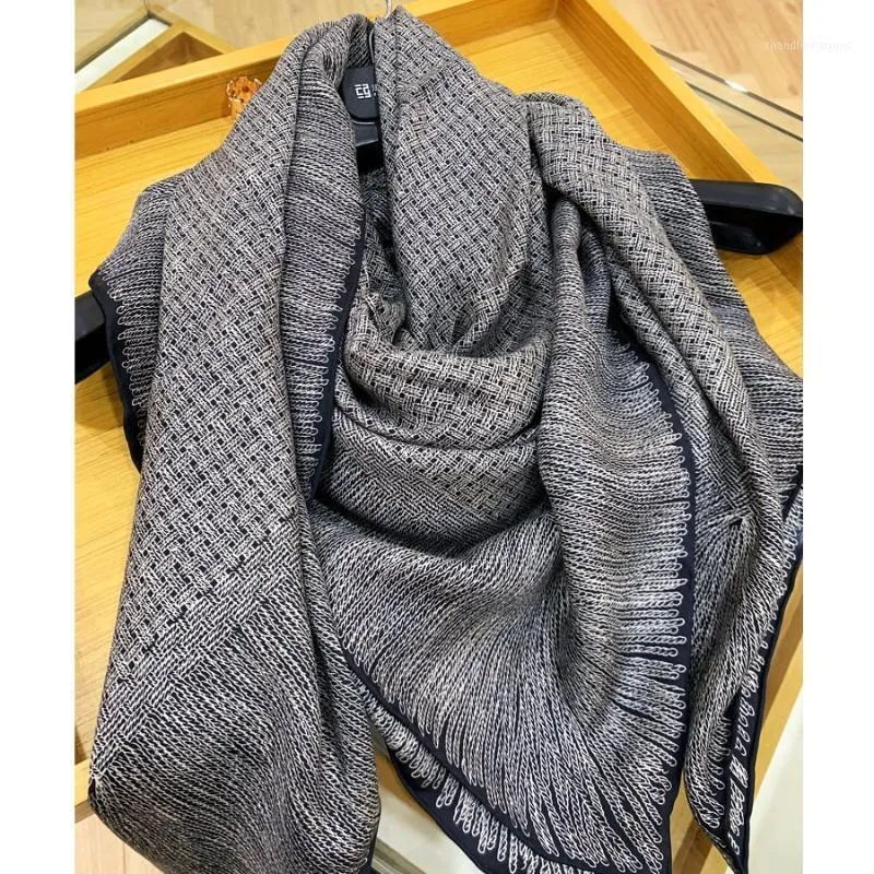 Sciarpe Piazza Grande 100% Scialle di Seta Sciarpa del Capo Delle Donne di Modo Avvolge Foulard Addensare 135*135 CM1