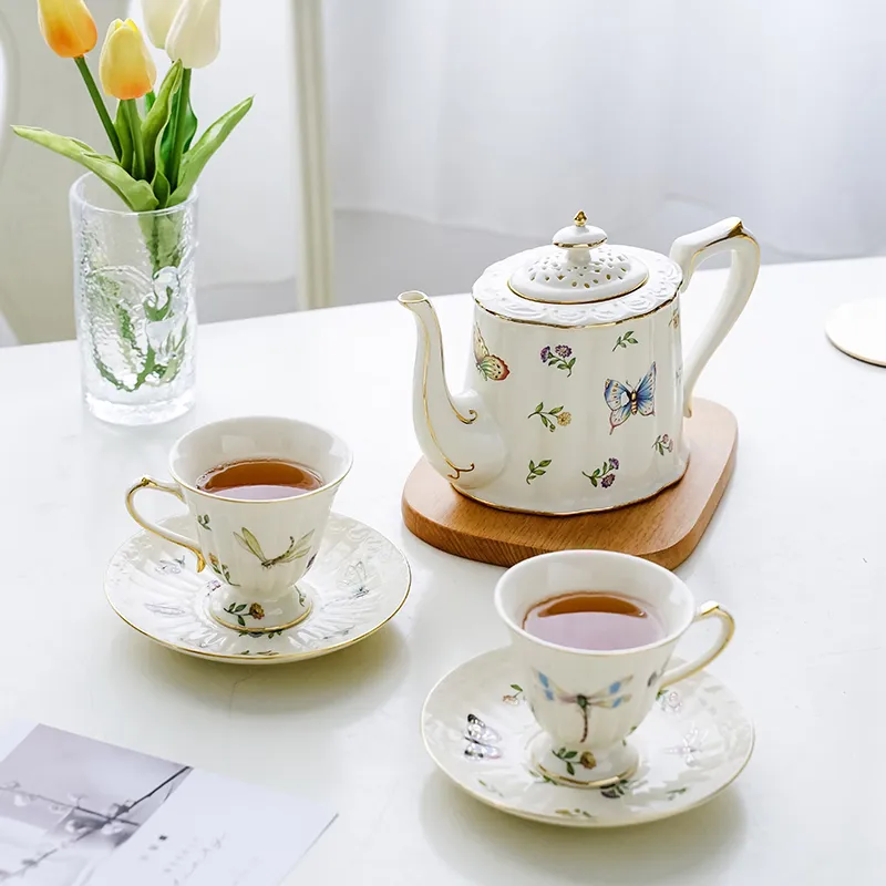 Set di tazze da tè europee di lusso in ceramica con teiera da caffè e piattino vintage Gilt Garden Butterfly da 250 ml