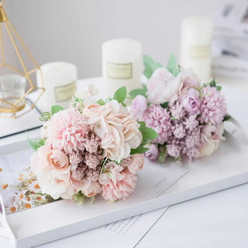 Dekorative Blumenkränze, Rosensimulation, Blumenstrauß, Hochzeitsdekoration, Hortensie, Braut mit Seidenblume, grüne Wand, Zuhause