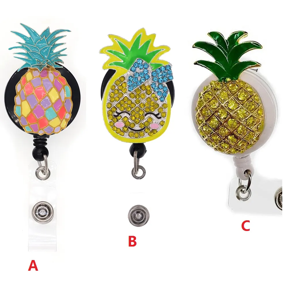 Tecknad nyckelringar frukt ananas strass infällbar ID -hållare för sjuksköterskans namntillbehör