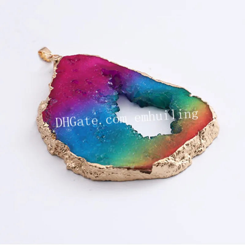 Irregualr Collier avec pendentif en agate naturelle et quartz arc-en-ciel teinté, géode Druzy Rock, chakra creux coloré, cristal de guérison, tranche de pierre précieuse Drusy avec bord plaqué or