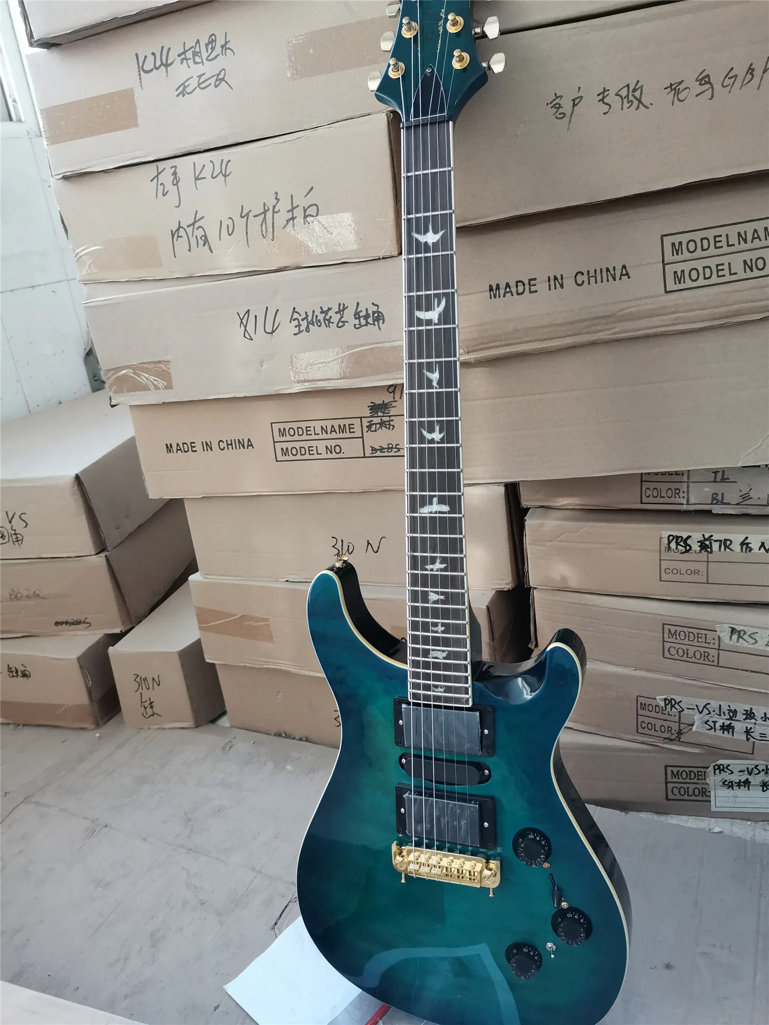 Mavi vücut elektro gitar 3 pikap, gülağacı klavye, altın donanım, gitar stokta ve hemen sevk edilebilir