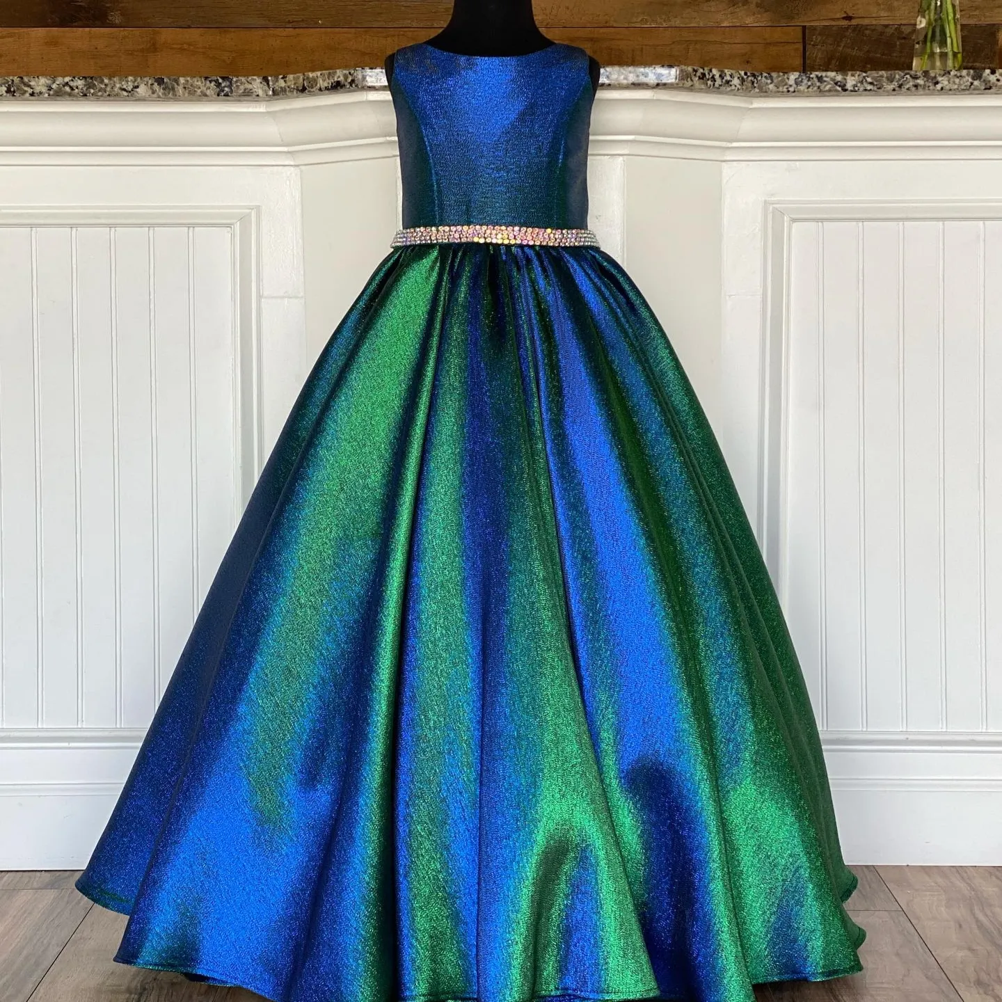 Glitter Abiti da spettacolo per adolescenti Toddler 2021 Cristalli Ombre Long Little Girls Prom Gowns Gioiello senza maniche Abiti da festa convenzionali