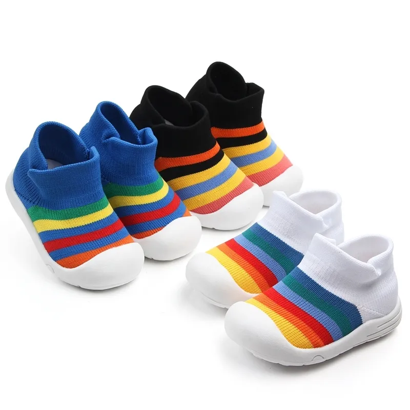 Menino bebê menina macio sola berço sapatos infantil arco-íris antiderrapante sapatos de esportes respiráveis ​​voando tecido 210317