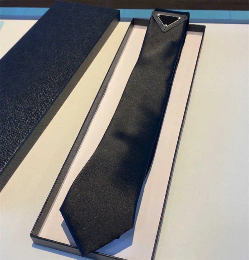 Designer Mens Silk Tie Neck Ties Luxurys Designers Business Unisex Brand Classic Triangle and Letters Handmade slips med l￥dbredd 7cm bl￥ 2022