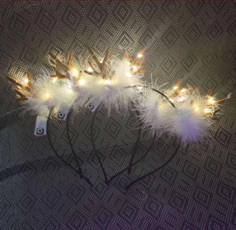 LED Fluffy Feather Antlers Fascia per capelli Natale Incandescente Light Up Lampeggiante Orecchie di cervo Fascia per capelli Costume Fancy Cosplay Decorazioni per feste con batteria