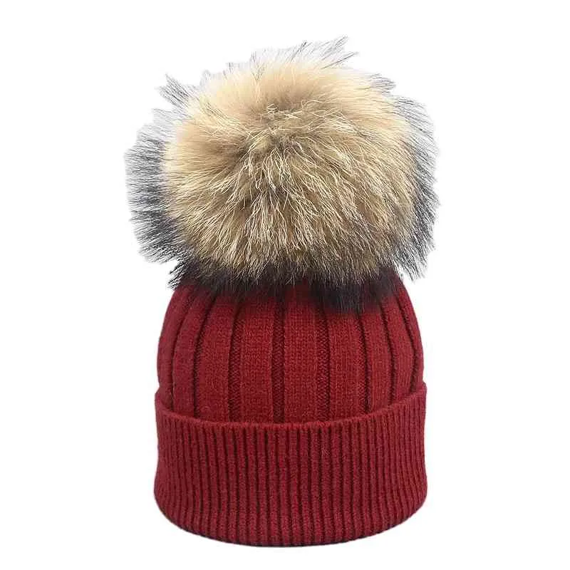 Ny Whole Winter Fashion Warm Julkvinnor Stickade hattar med stor tvättbjörn päls pom boll