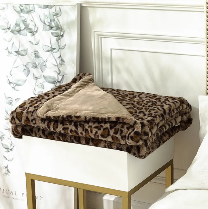 Os mais recentes cobertores de leopardo de tamanho de 160x200cm, cobertor de cochilo de dois lugares é muito quente, há muitos estilos para escolher, suporte para o logotipo personalizado