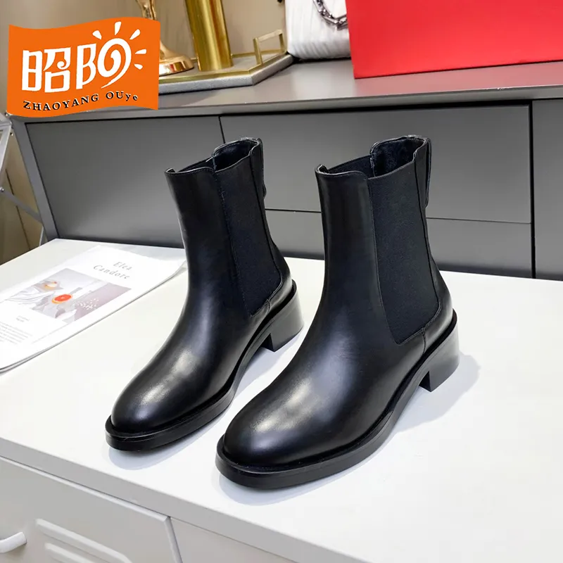 Bottes Martin en cuir printemps / été 2022 nouvelles chaussures pour femmes cheminée fond plat style anglais bottes courtes Chelsea comptoir emballage de boîte-cadeau