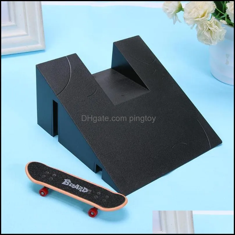 Nouveauté Gag Giftstraining Jeux Avec Rampe Pièces Piste Enfants Mini Table Jeu Doigt Patinage Conseil Drôle Jouets Drop Delivery 2021 Dbwga