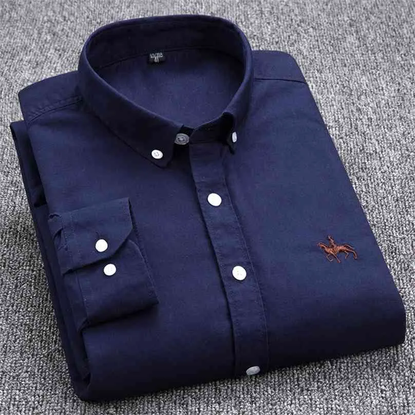 Camicie in tessuto Oxford Uomo Camicia elegante solida a maniche lunghe di alta qualità Designer Vestibilità regolare Marca Navy Abbigliamento da uomo coreano 210626