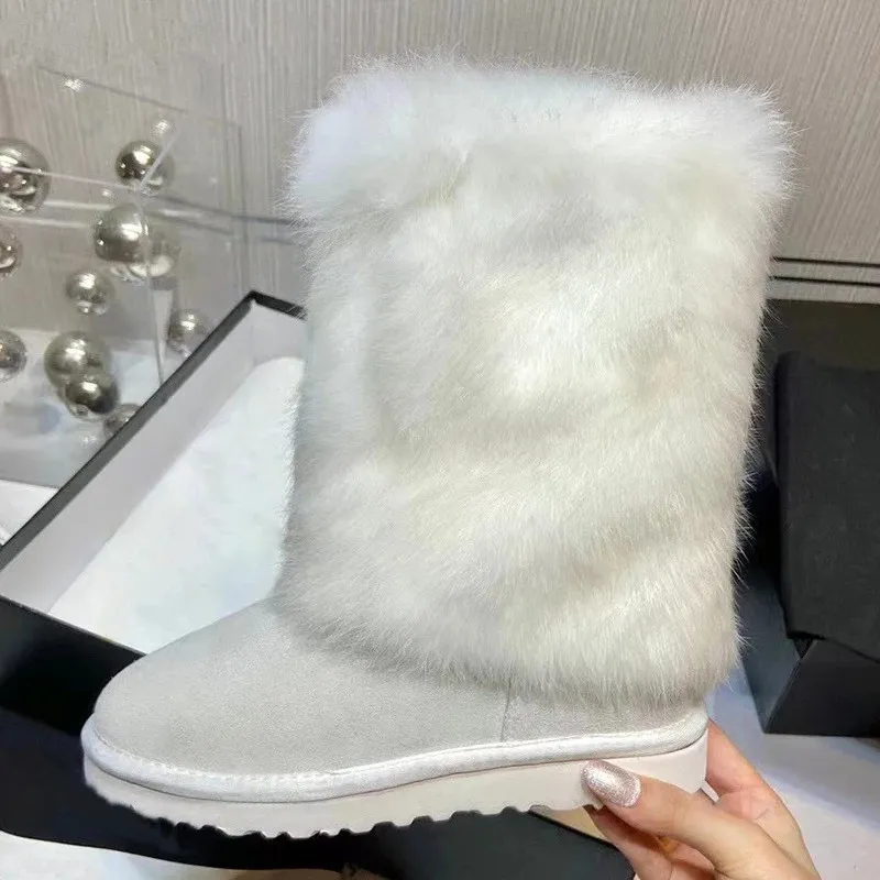 平らな暖かい毛皮の雪のブーツ女性の丸いつま先の厚い唯一のスエードウール裏地冬の豪華な綿の靴の女性ミッドカーフブーツ