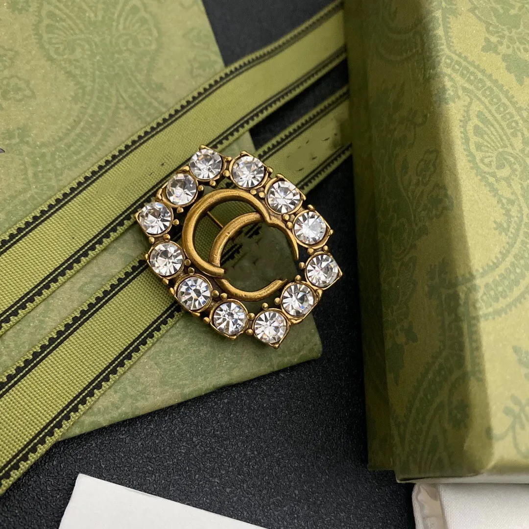 2021 European and American fashion diamond letter brooch temperament trend coat suit accessories female high quality fast delivery