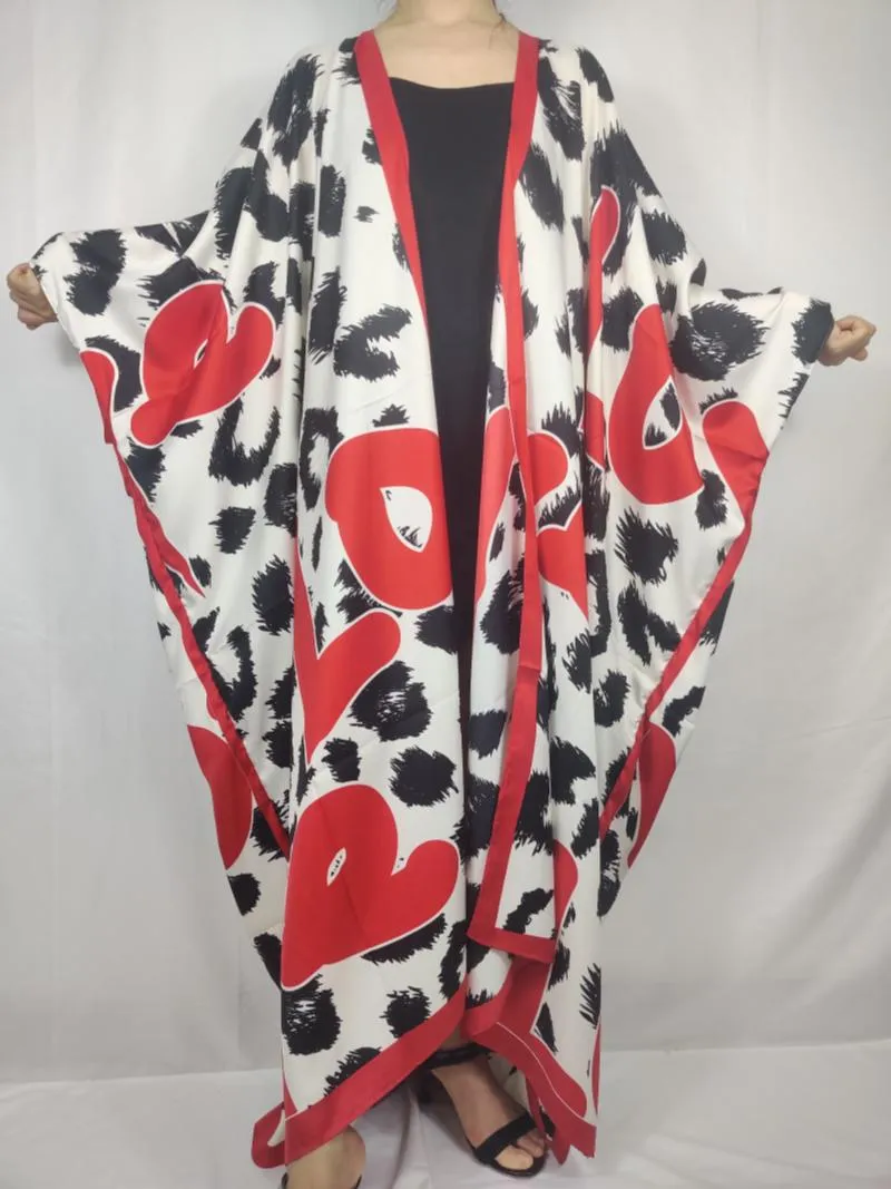 Etnisk kläder till salu Vacker tryckt Casual Bohemian Open Front Long Silk Cardigan för kvinnor Mellanöstern Kuwait Muslim Robe Kaftan Kimo