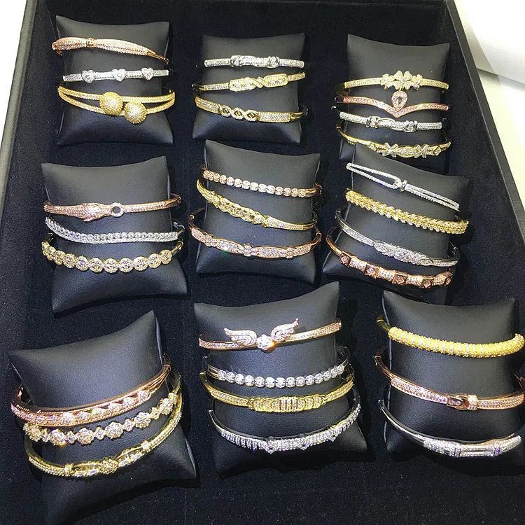 2021Nouveau bracelet de luxe en métal dur avec dorure, bracelets multi-designs avec diamants artificiels luxueux incrustés d'or et d'argent, vente en gros mélangés au hasard