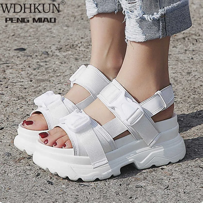 WDHKUN Zomer Dames Sandalen Gesp Design Zwart Wit Platform Sandalen Comfortabele Vrouwen Dikke Zool Strandschoenen Y0721