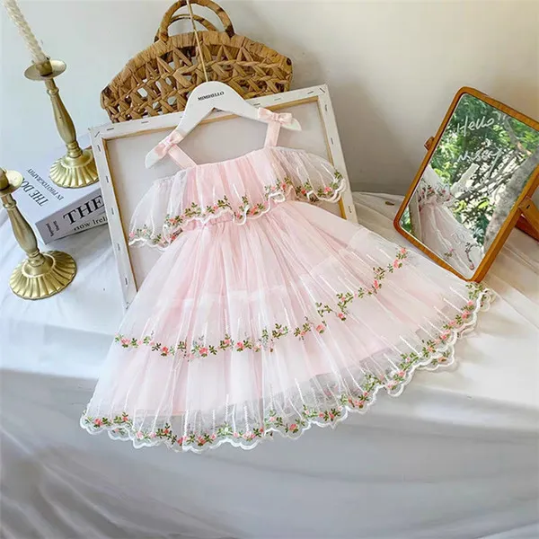 Kinderen gelaagde jurken voor meisjes zomer schattige kleine meisjes off-shoulder prinses jurk kant bloemen borduurwerk toddler kinderen kostuum Q0716