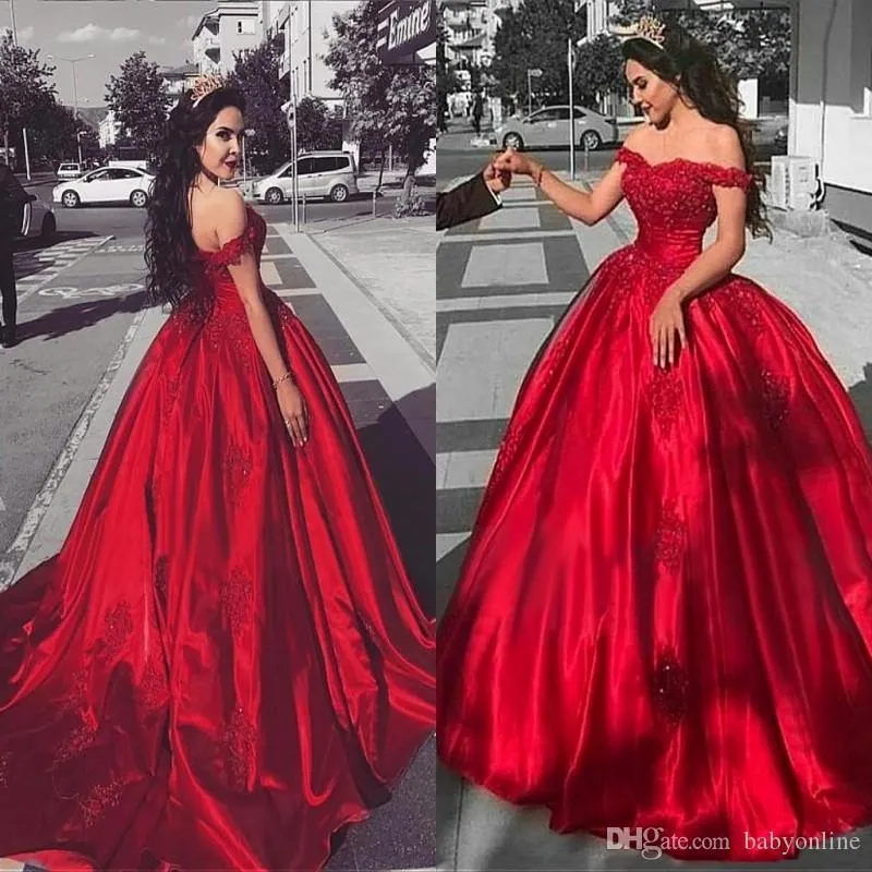 2019 Скромные платья Quinceanera с открытыми плечами Красные атласные вечерние платья Милая расшитая блестками кружевная аппликация Бальное платье Выпускные платья236t