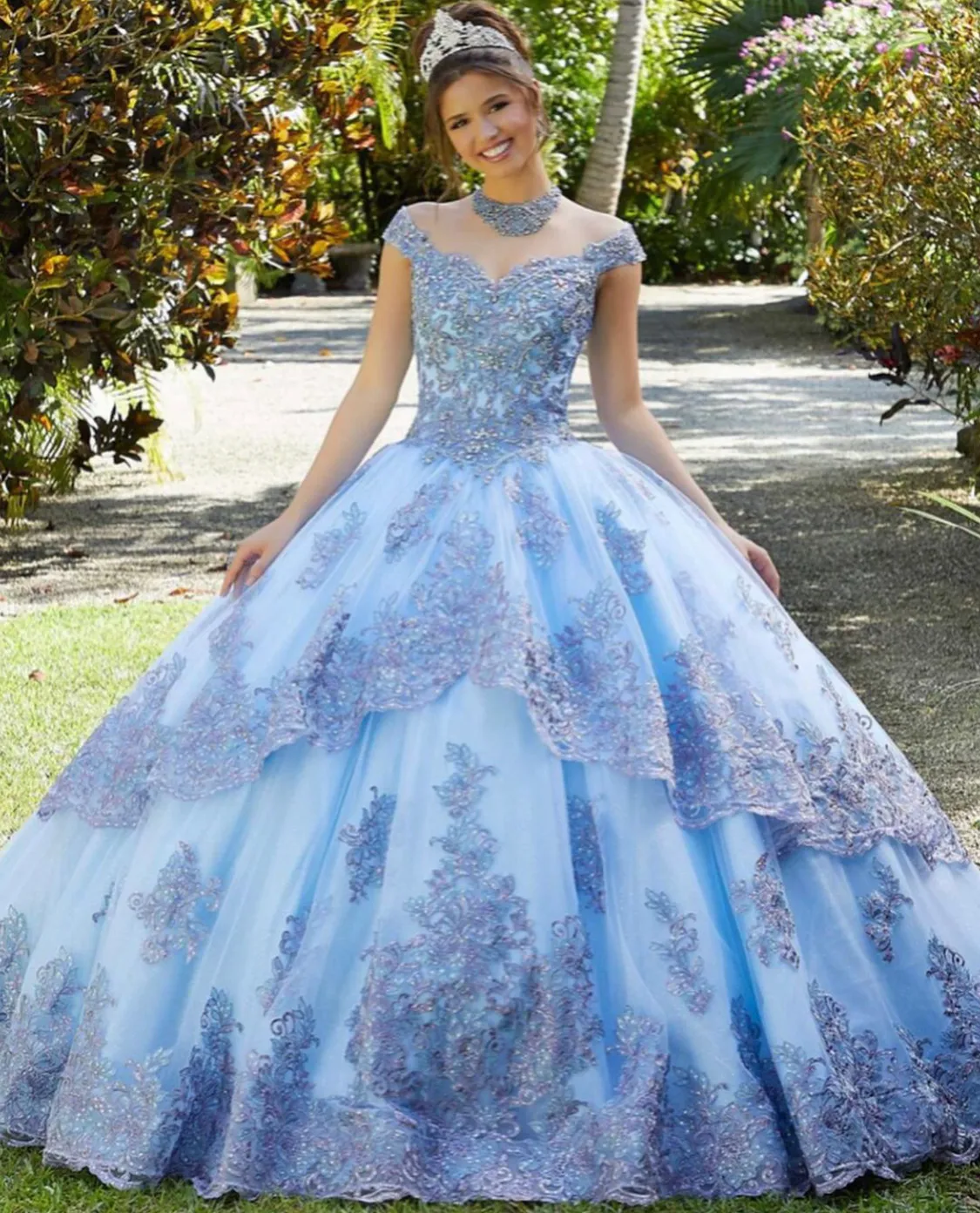 Sky Blue Princess Quinceanera Платья 2022 Бальное платье с плечами Аппликации Кружевные блестки Свины без спинки Сладкие 16 платье Brithday Party Prom Prom Prom Thows Vestidos de 15 Años