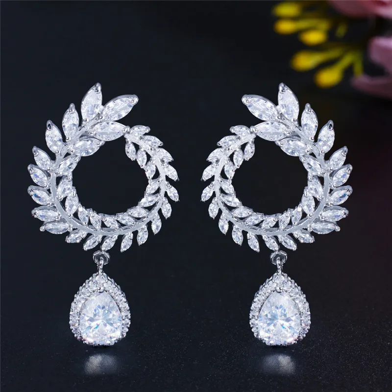 Fascino di lusso Orecchino di design a foglia donna Gioielli lunghi AAA Cubic Zirconia Placcato argento Goccia d'acqua sudamericana Orecchini di diamanti in rame bianco per le donne Regalo amico