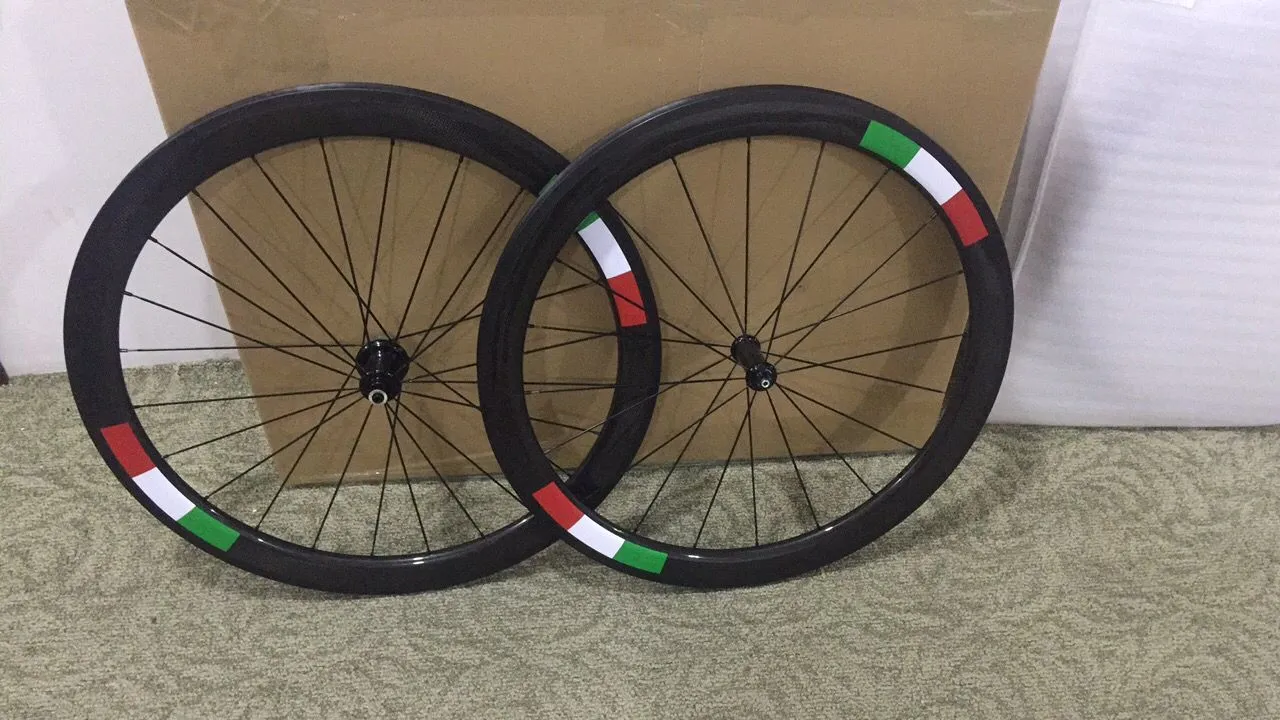 Italien Logos Full Bike Carbon Wheels 50mm Cycling Wheelset 700CX25mm V Bromsar Bicycle Wheel Clincher Anpassad logotyp och färg med nav tillverkade i Kina