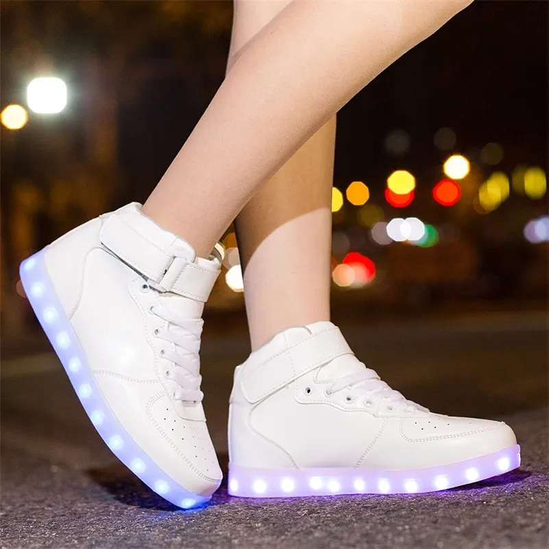 Scarpe classiche a Led per bambini e adulti Ricarica USB Sneakers luminose per ragazzi ragazze uomini donne Scarpe da festa alla moda incandescente 210303