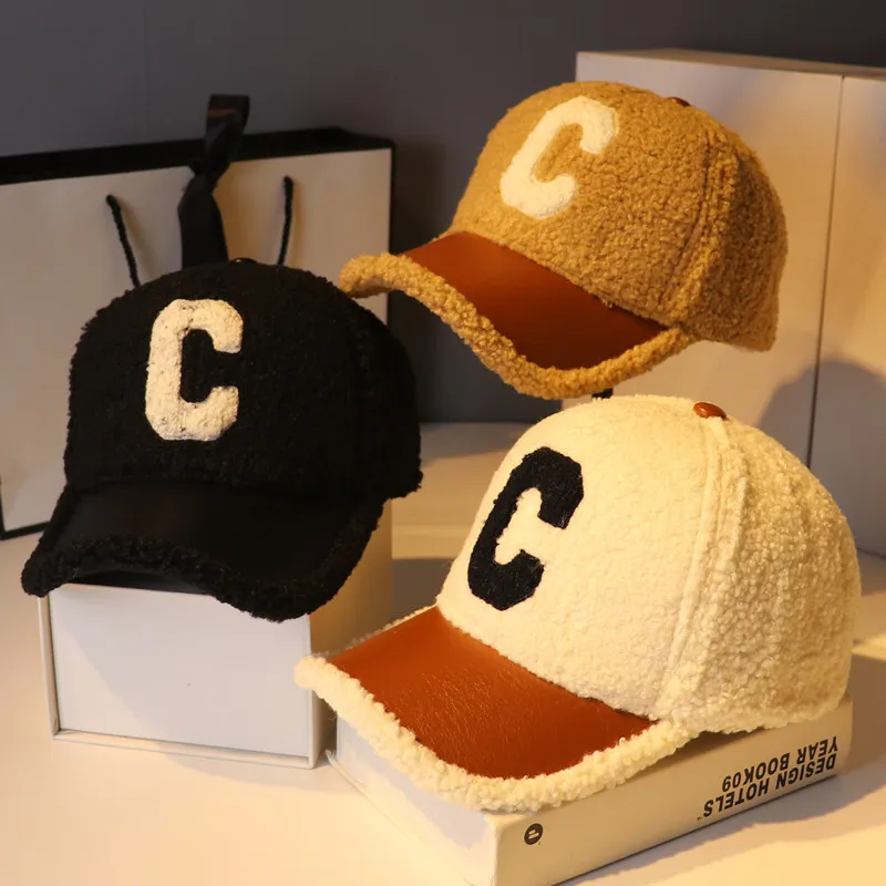 Lettera C Inverno Caldo Berretto da baseball in lana di agnello Marea Sport all'aria aperta Ispessimento Cuciture a doppio colore Cappucci di piume per il tempo libero Per donna Cappellino a coda di cavallo per feste di moda