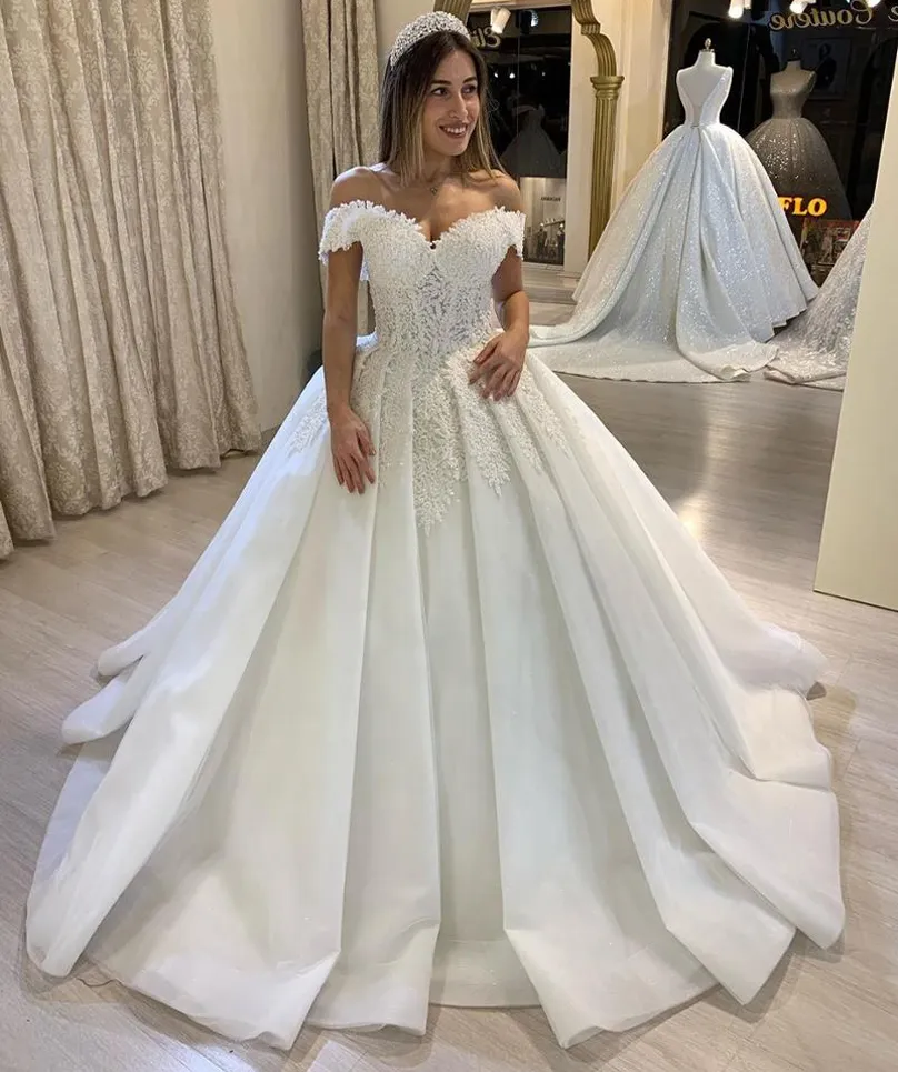 Fuori dalla spalla Abiti da sposa Abiti da sposa in pizzo con appliques in rilievo Court Treno Lace-Up Indietro Principessa Plus Size Bridal Gowns