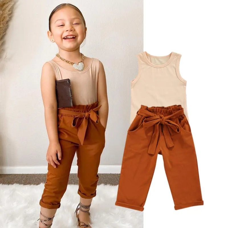 Completi di abbigliamento 2 pezzi Completi per ragazze Set per bambini Estate Tinta unita Senza maniche Girocollo Gilet Marrone Nono Pantaloni con cintura Per bambini