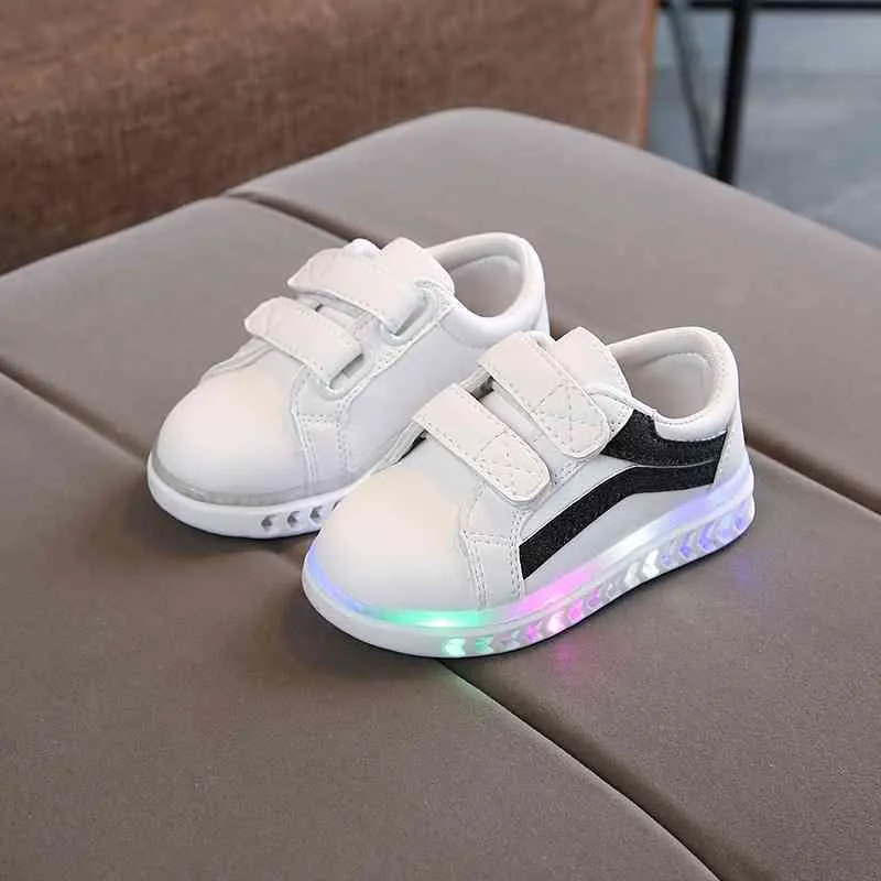 Buty dla dzieci Chłopcy Dziewczyny Wiosna Jesień Moda Dorywczo Dzieci Led Light Buty Flash Płaskie Obcasy Gumowe PU White Paski Buty 30 210713