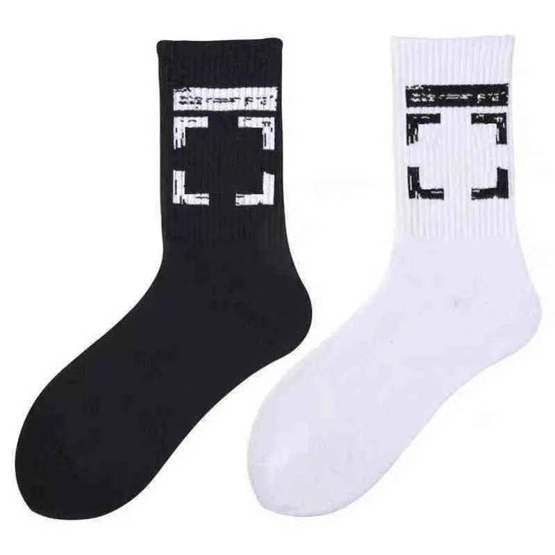 Marque de luxe Offs Mode Chaussettes Flèche Ligne D'avertissement Conseil Droit Chaussette De Marée Haute Qualité Coton Sport Long Tube Absorbant La Sueur Respirant Bas Q9ql