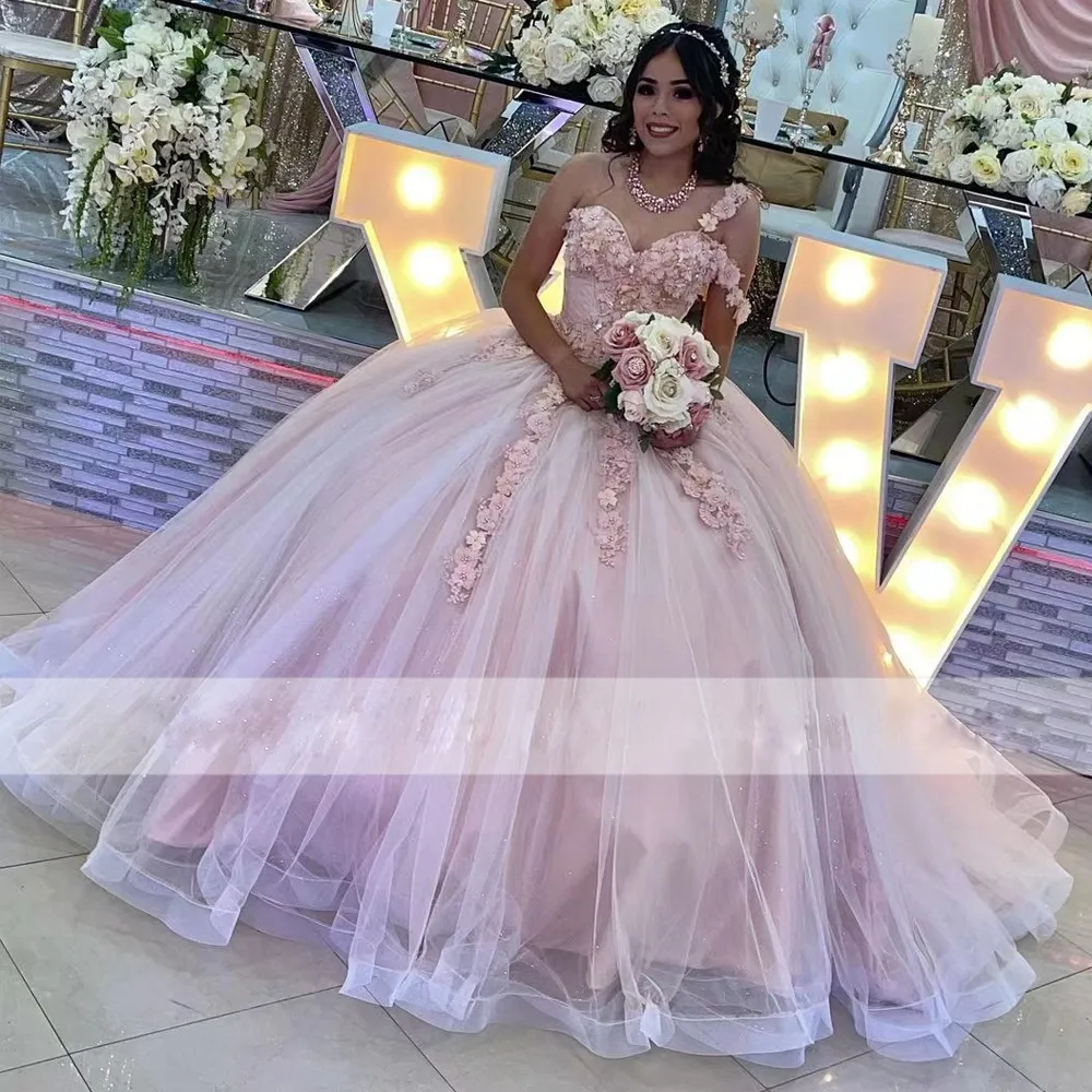 Nowoczesne Różowe Quinceanera Dresses One Ramię Handmade Flower Prom Suknie 2022 Glitter Tulle Ball Suknia Vestidos de Fiesta