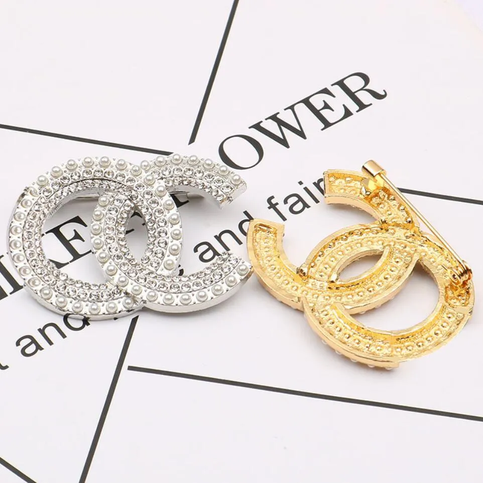 18 K Altın Kaplama Marka Tasarımcılar Mektuplar Broşlar Geometrik Lüks Marka Kadınlar Lady Rhinestone Inci Broş Takım Elbise Lapla Pin Düğün Parti için Jewerlry Aksesuarları