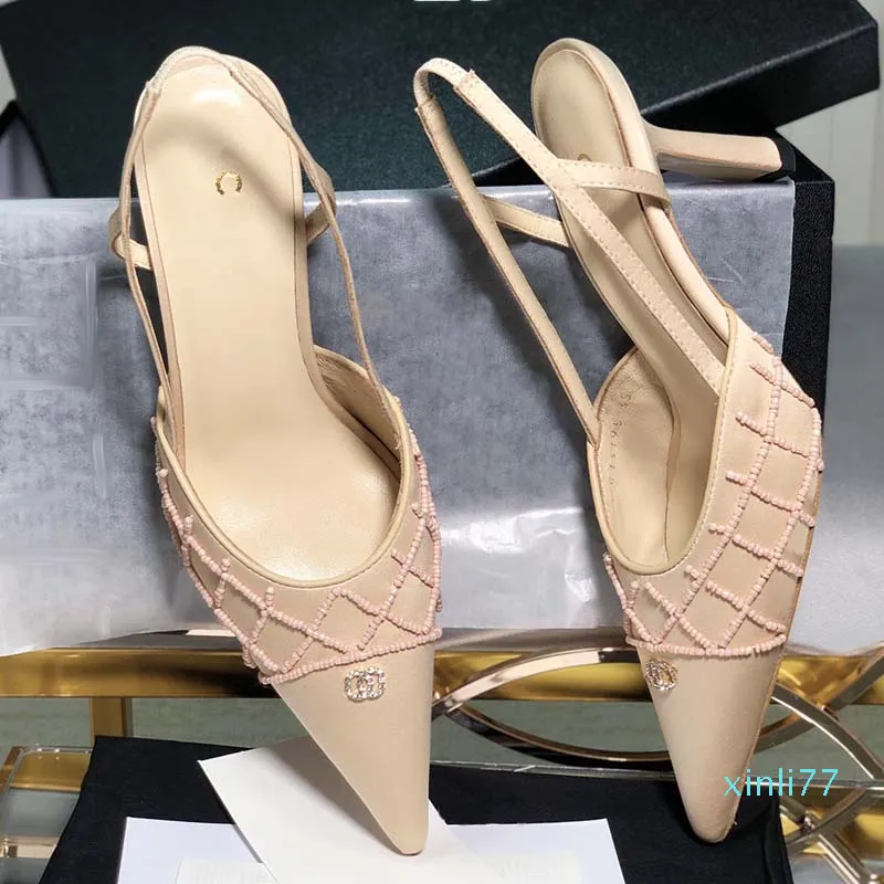 Diseñadores Mujeres Sandalias 2021 Medieval Diamante Classic Pearl Punteado Atrás Lace-Up Tacones Altos Acolchados Calzado de verano Cadena de zapatillas