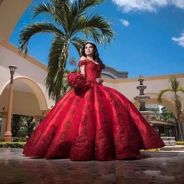 Luksusowe Red Satin Quinceanera Suknie Dla Dziewczyn Ball Suknia Off Aplikacje Ramię Długie Słodkie 16 Prom Dresses Formalne Suknie