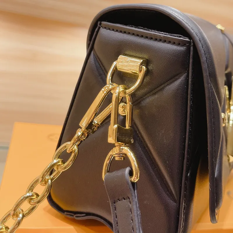 Twist Handbag Chain Crossbody Bag Flap Shoulder Bags Detchable Adjustable Leather Strap Rivet Decor Inside Flat Pocket Puffer Women Handbags Purse